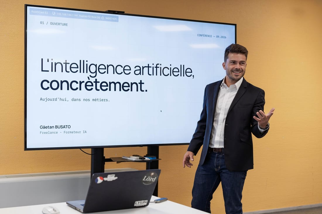 Gaetan Busato animant une formation sur l’intelligence artificielle