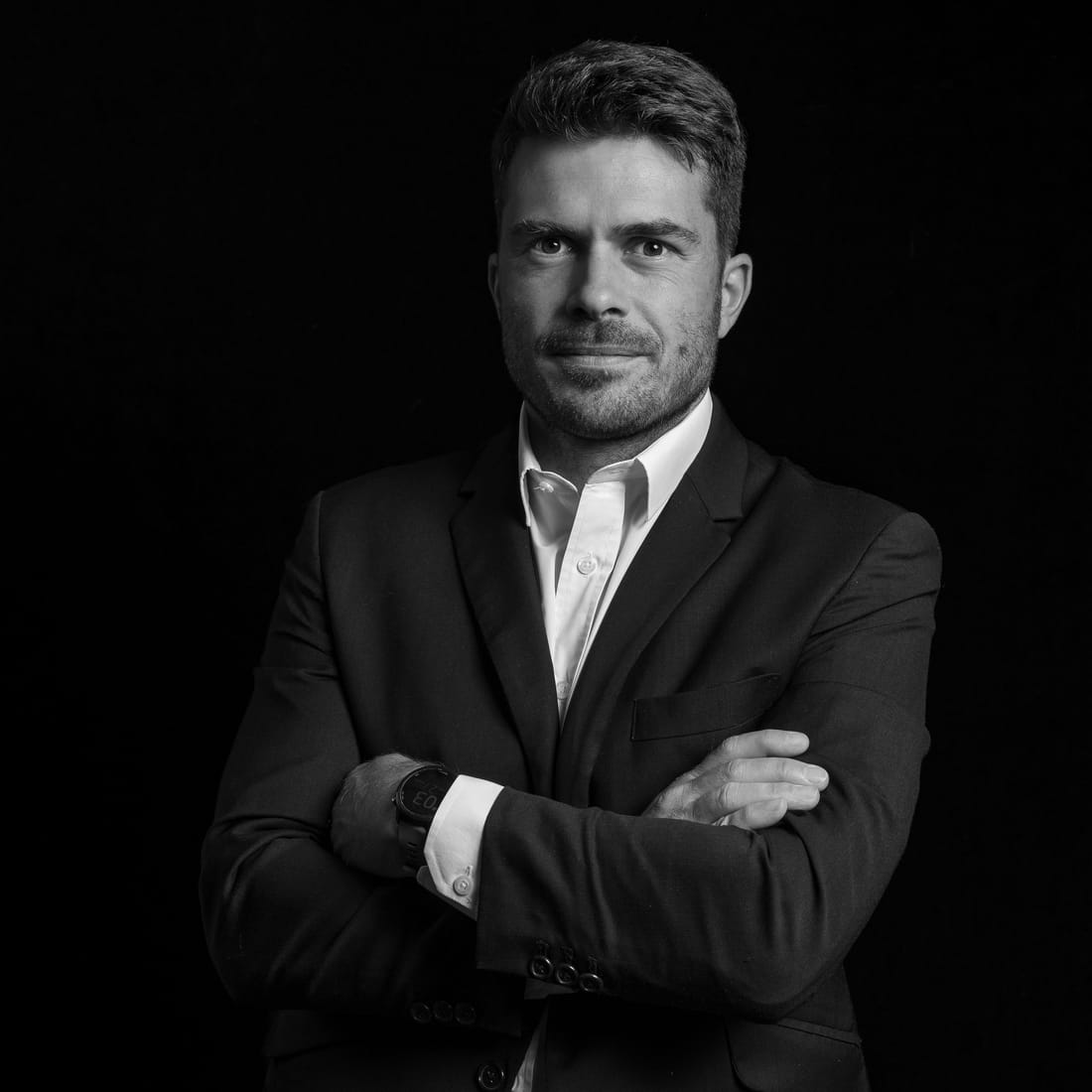 Gaetan Busato, bras croisés, sur fond noir